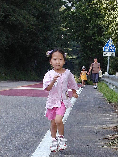 아버지(유익형 교사)를 따라 나선 예하(6세)양이 씩씩한 걸음을 보이고 있다. 